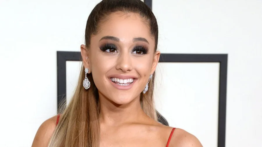 Η Ariana Grande με το χαρακτηριστικό της χτένισμα αλογοουρά και έντονο μακιγιάζ στα μάτια.