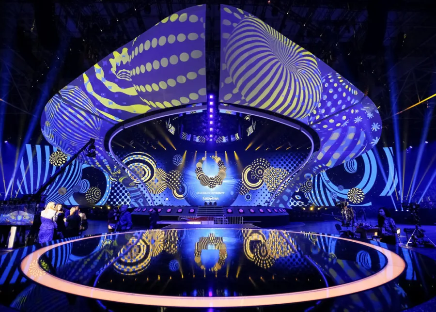 Η εντυπωσιακή σκηνή της Eurovision 2017 στο Κίεβο με μπλε και κίτρινα γραφικά.
