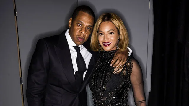 Η Beyoncé και ο Jay-Z ποζάρουν μαζί σε επίσημη εμφάνιση.