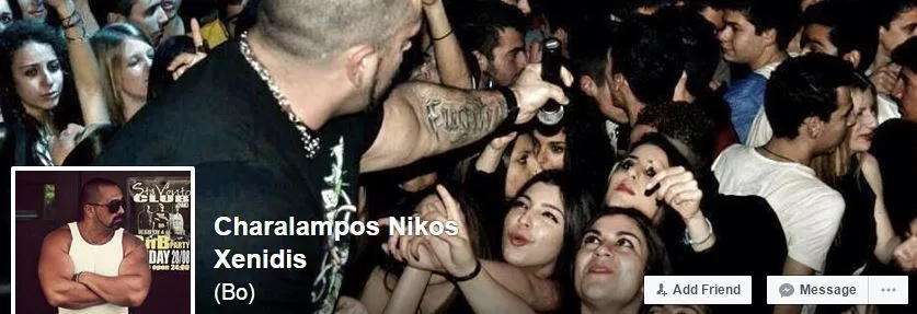 Ο ράπερ Bo σε εμφάνιση σε κλαμπ με πλήθος κόσμου.