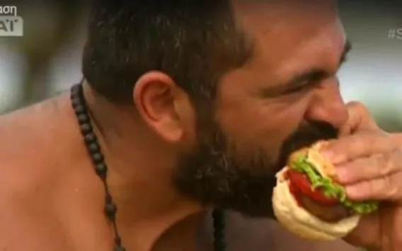 Ο Bo τρώει ένα burger στο Survivor.