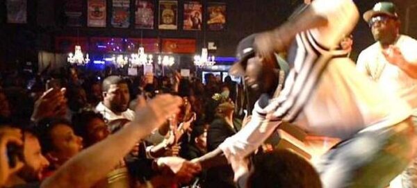 Ο 50 Cent γρονθοκόπησε θαυμάστρια πάνω στη σκηνή – Επειδή τον άρπαξε από το χέρι