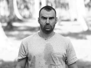 Ο Γιώργος Αγγελόπουλος σε ασπρόμαυρη φωτογραφία από το Survivor.