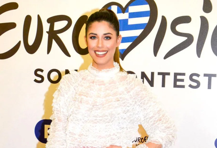 Η Demy μπροστά από το λογότυπο της Eurovision.