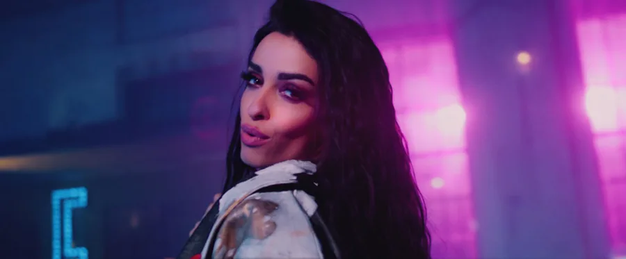Η Ελένη Φουρέιρα σε πλάνο από το video clip του τραγουδιού Μόνο Για Σένα.
