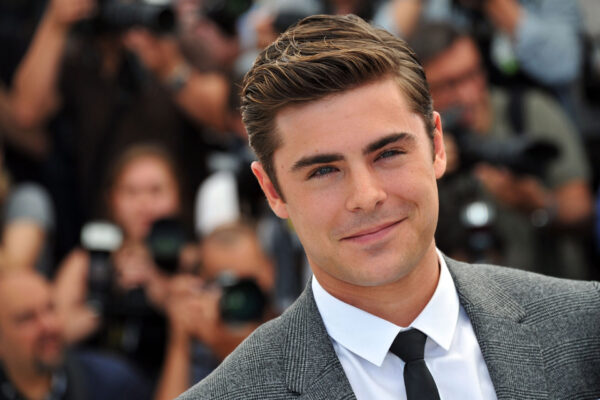 Ο Zac Efron ζεστάθηκε κι έβγαλε την μπλούζα του στην μέση της ερήμου.
