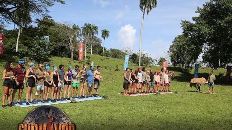 Παίκτες του Survivor χωρισμένοι σε δύο ομάδες σε υπαίθριο χώρο.