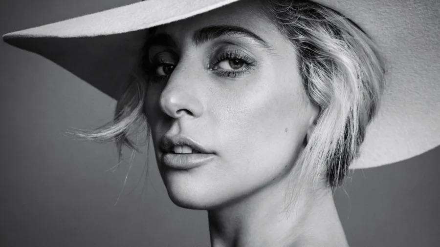 Κοντινό ασπρόμαυρο πορτρέτο της Lady Gaga με καπέλο.