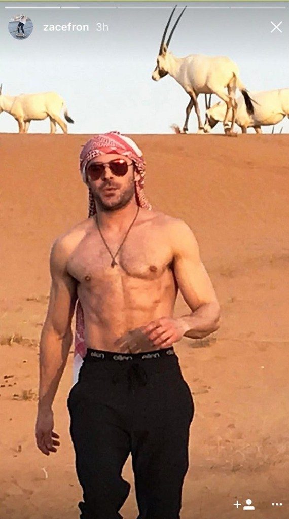 Ο Zac Efron ημίγυμνος στην έρημο με μαντήλι στο κεφάλι.