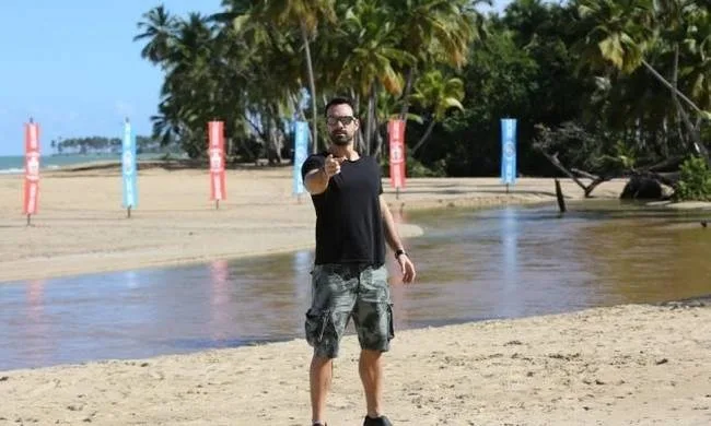 Ο Σάκης Τανιμανίδης στην παραλία του Survivor.
