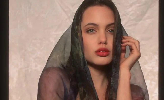Η Angelina Jolie σε νεαρή ηλικία με μαντίλα στο κεφάλι.