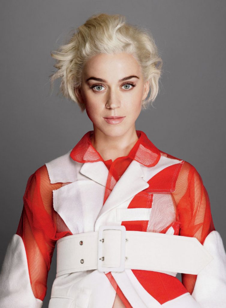 Η Katy Perry με κοντά ξανθά μαλλιά και κόκκινο-λευκό ρούχο.