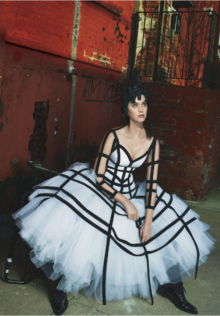 Η Katy Perry με εντυπωσιακό ασπρόμαυρο φόρεμα σε εξωτερικό χώρο