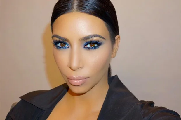 Η Kim Kardashian με έντονο μπλε μακιγιάζ στα μάτια.