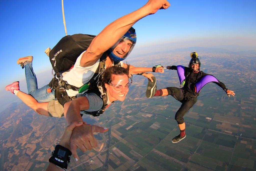 Άνθρωποι που κάνουν ελεύθερη πτώση (skydiving) πάνω από την Κωπαΐδα.