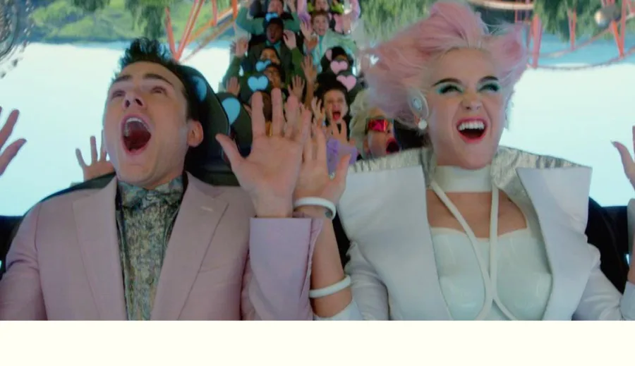 Η Katy Perry και ένας άνδρας σε τρενάκι λούνα παρκ στο video clip Chained To The Rhythm.