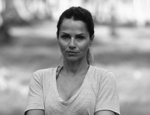 Παίκτρια του Survivor σε ασπρόμαυρο πορτρέτο.