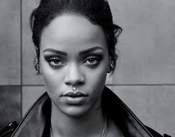 Κοντινό ασπρόμαυρο πορτρέτο της Rihanna με δερμάτινο τζάκετ και σκουλαρίκι στη μύτη.