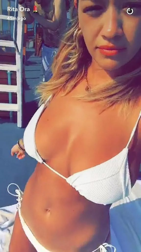 Η Rita Ora με λευκό μπικίνι σε selfie από τα social media.