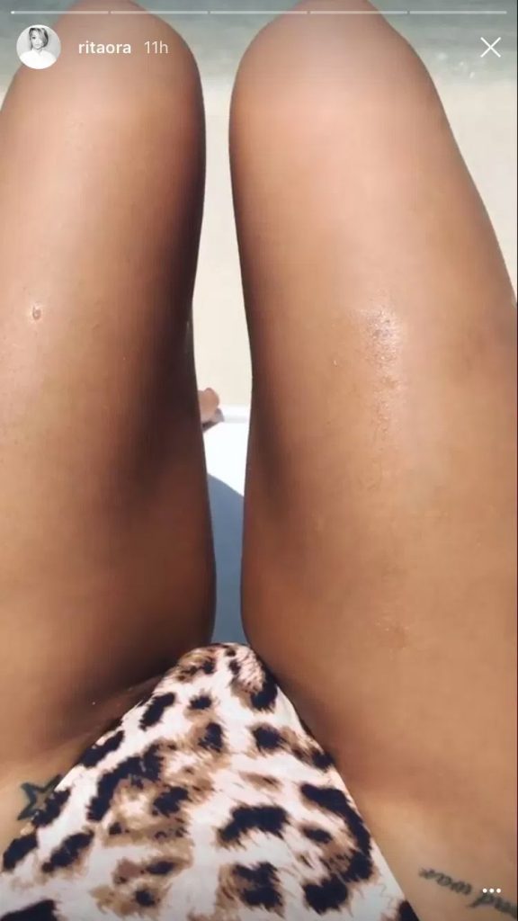 Κοντινό πλάνο στα πόδια της Rita Ora με λεοπάρ μαγιό.