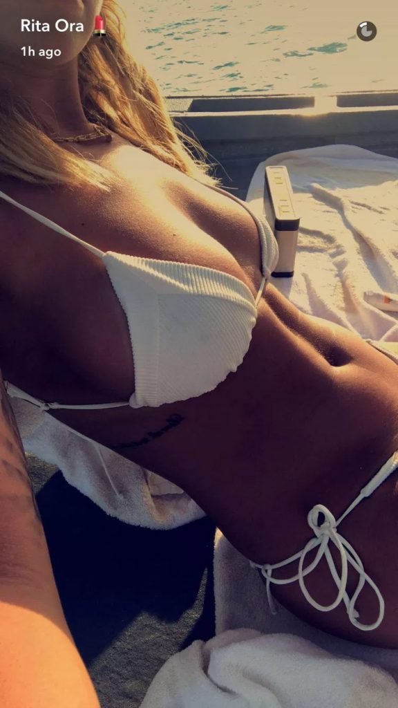 Η Rita Ora με λευκό μπικίνι σε ξαπλώστρα.