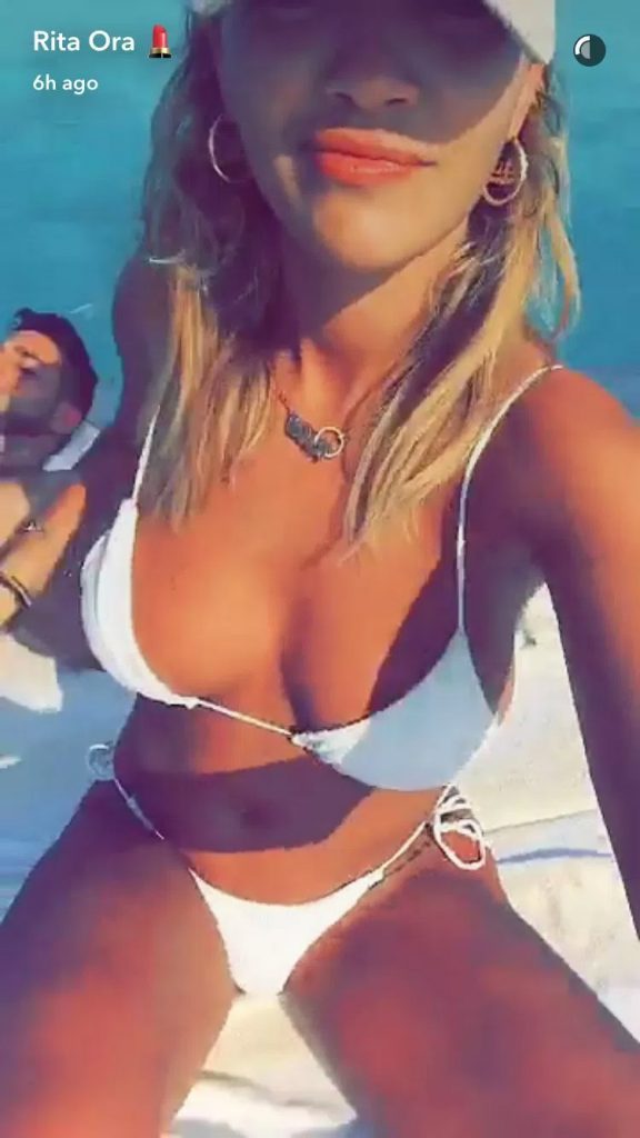 Η Rita Ora με λευκό μπικίνι και καπέλο σε selfie από τα social media.