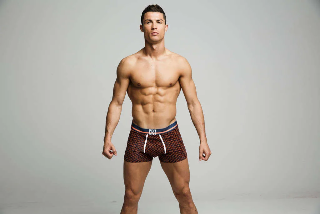 Ο Cristiano Ronaldo ποζάρει με εσώρουχα CR7.
