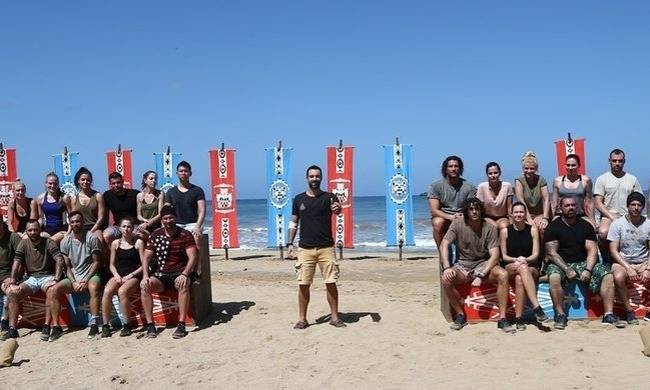Ο Σάκης Τανιμανίδης με τους παίκτες του Survivor σε παραλία.