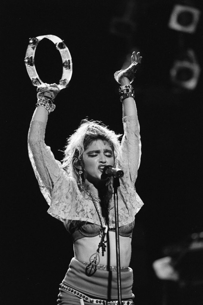 Η Madonna σε συναυλία κρατώντας ντέφι