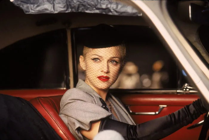 Η Madonna με vintage εμφάνιση μέσα σε αυτοκίνητο