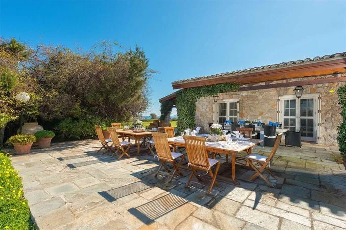 Πέτρινη πολυτελής κατοικία με εξωτερική τραπεζαρία στο Κουνούπι Αργολίδας.