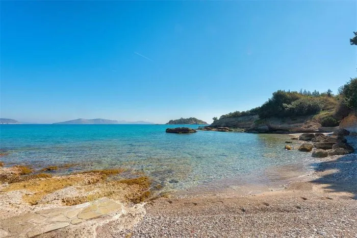 Παραλία με κρυστάλλινα νερά στο Κουνούπι Αργολίδας.