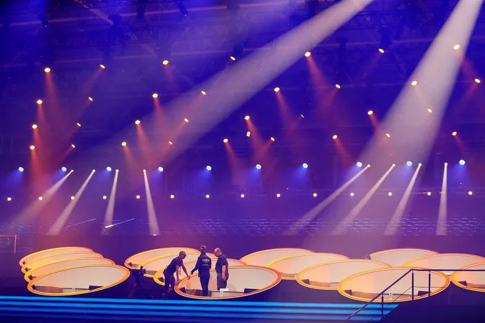 Η σκηνή της Eurovision 2017 στο Κίεβο με εντυπωσιακούς φωτισμούς.