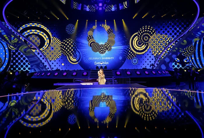 Η εντυπωσιακή σκηνή της Eurovision 2017 στο Κίεβο με μπλε και κίτρινα γραφικά.