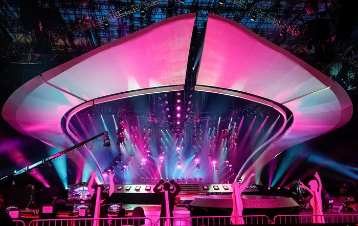 Η εντυπωσιακή σκηνή της Eurovision 2017 στο Κίεβο με ροζ και γαλάζιους φωτισμούς.