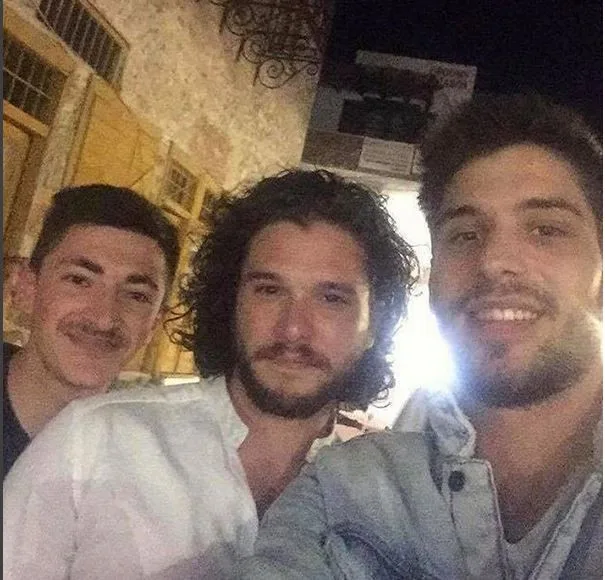 Ο Kit Harington σε selfie με δύο άνδρες στις Σπέτσες.