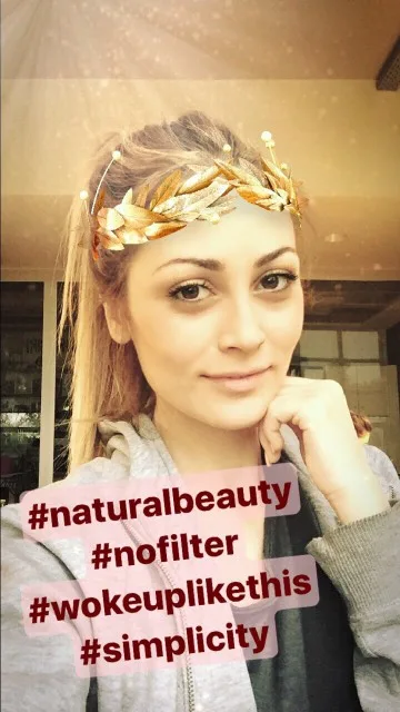 Γυναίκα που χρησιμοποιεί φίλτρο Instagram Stories με χρυσό στεφάνι.