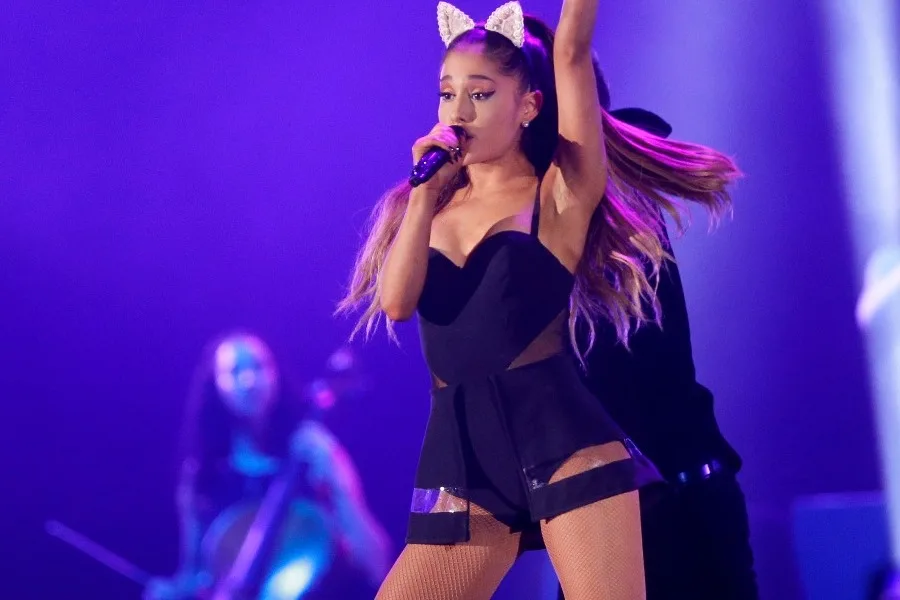 Η Ariana Grande στη σκηνή με μαύρο κορμάκι και αυτιά γάτας.