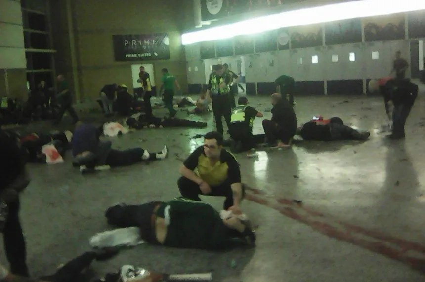 Τραυματίες και διασώστες στο Manchester Arena μετά την έκρηξη στη συναυλία της Ariana Grande.