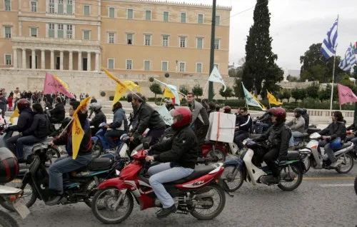 Πορεία διαμαρτυρίας εργαζομένων με δίκυκλα μπροστά από τη Βουλή των Ελλήνων.