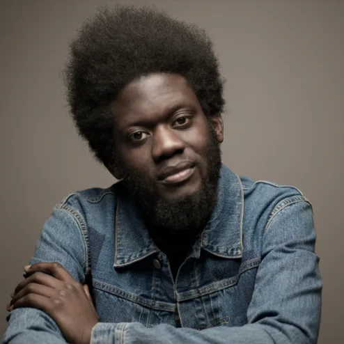 Πορτρέτο του Michael Kiwanuka με τζιν τζάκετ.