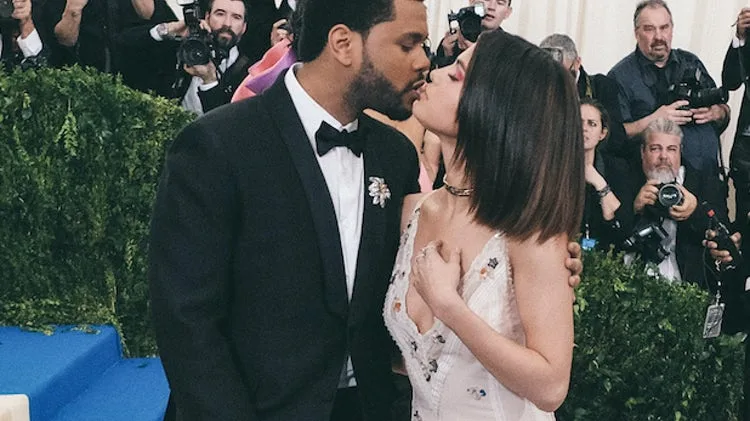 Η Selena Gomez και ο The Weeknd σε τρυφερή στιγμή στο κόκκινο χαλί.