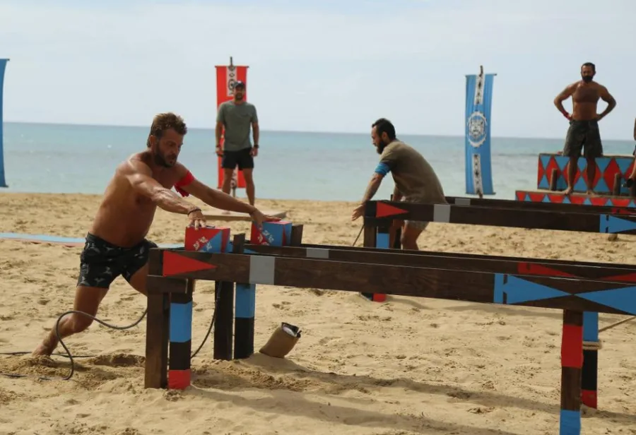 Παίκτες σε αγώνισμα του Survivor στην παραλία.