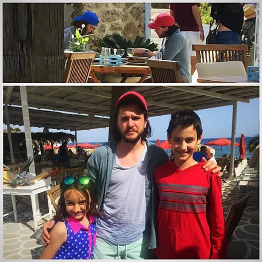 Ο Kit Harington με κόκκινο καπέλο ποζάρει με δύο παιδιά στις Σπέτσες.