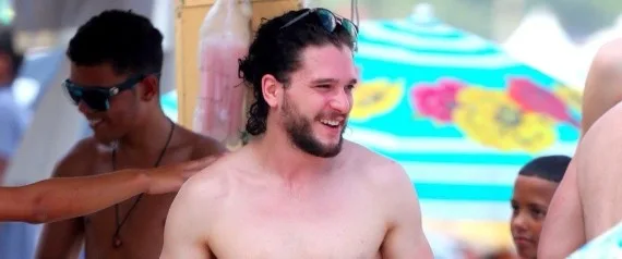 Ο Kit Harington χαμογελαστός σε παραλία.