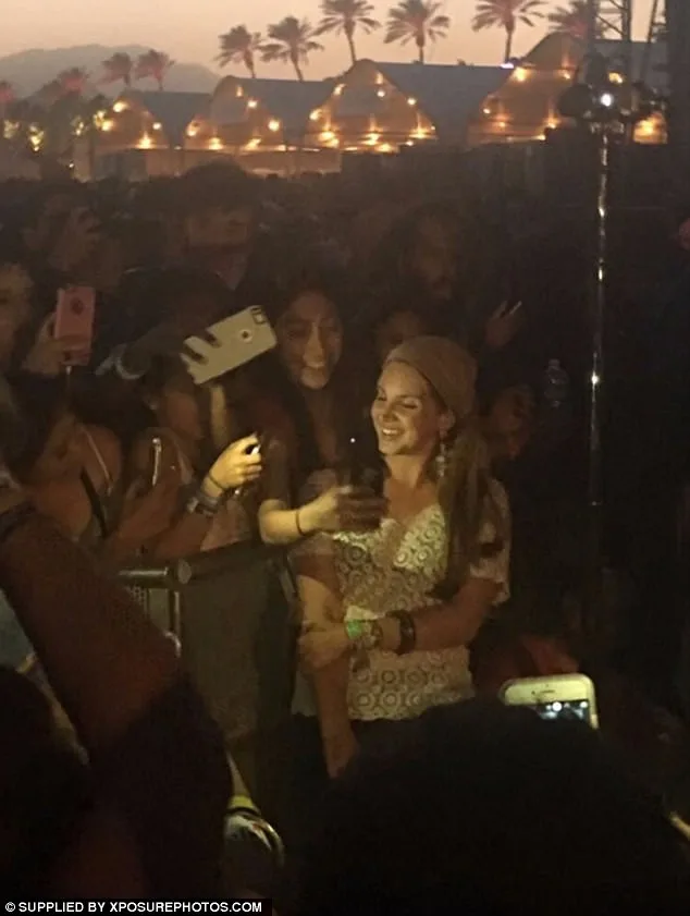 Η Lana Del Rey ανάμεσα σε θαυμαστές στο φεστιβάλ Coachella.