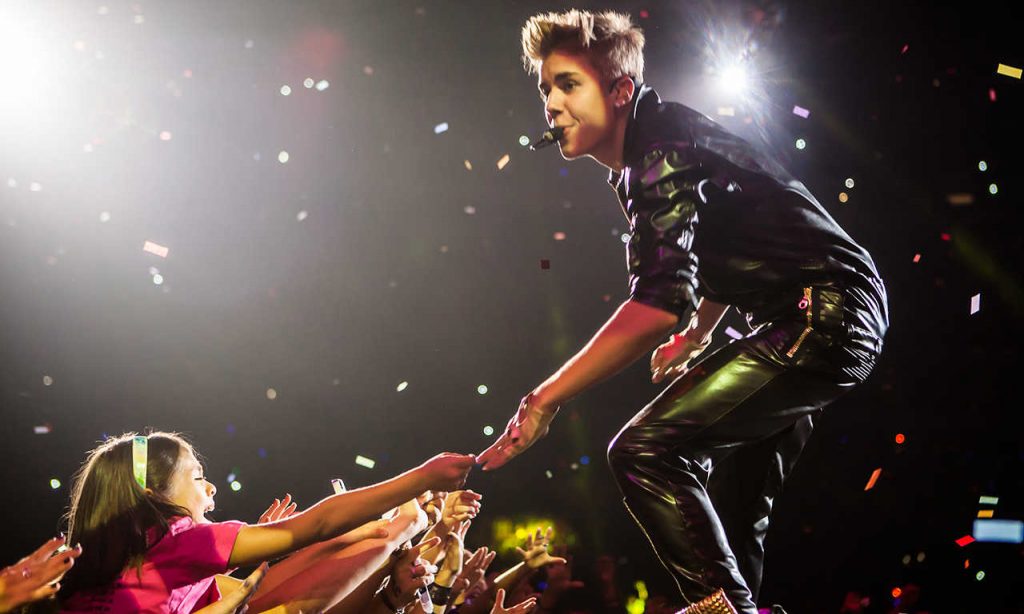 Ο Justin Bieber τραγουδάει στη σκηνή του Staples Center στο Λος Άντζελες.