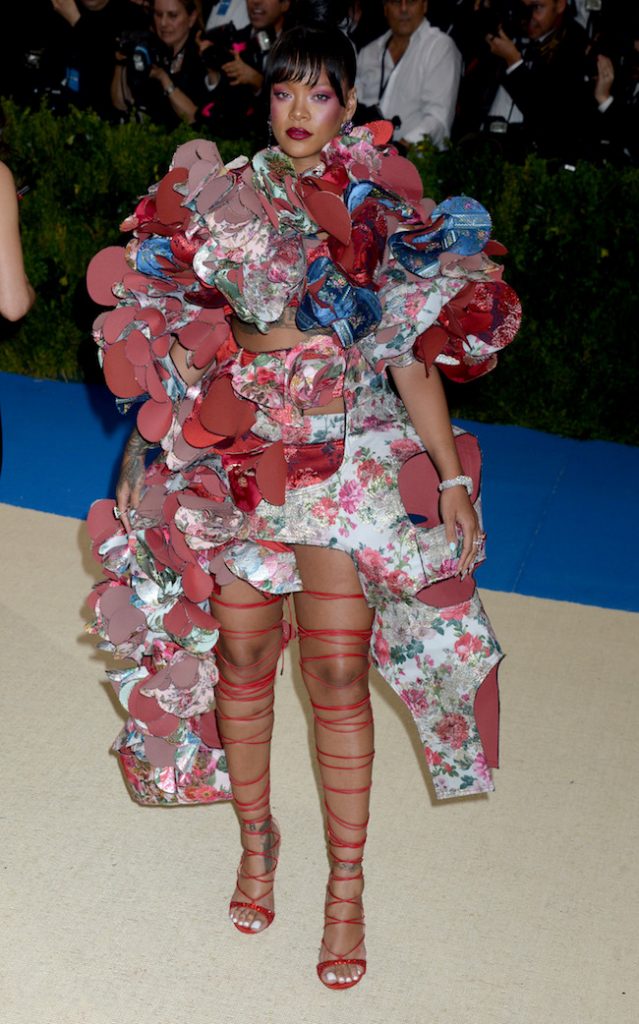 Η Rihanna στο Met Gala 2017 με εντυπωσιακό φλοράλ φόρεμα.