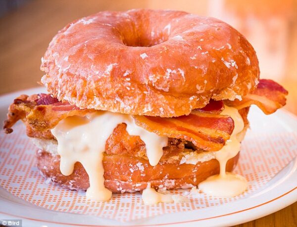 6 από τα πιο περίεργα burger στον κόσμο – Τι υλικά έχουν;