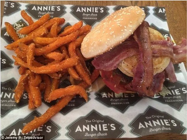 Burger με μπέικον και τηγανητές γλυκοπατάτες σε χαρτί Annie's Burger Shack.